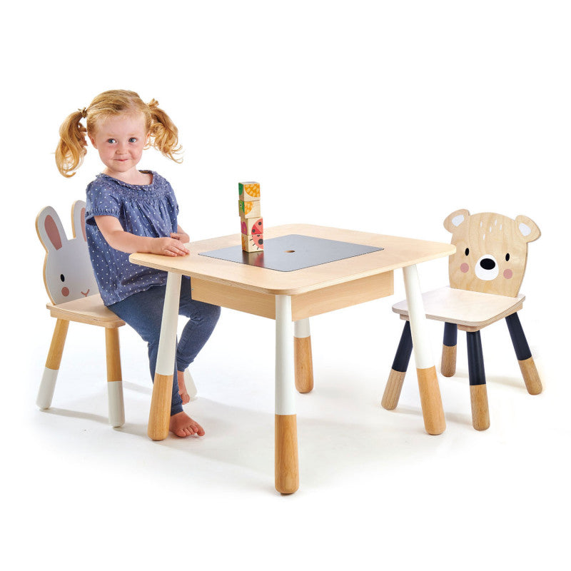 Waldtisch und Stühle